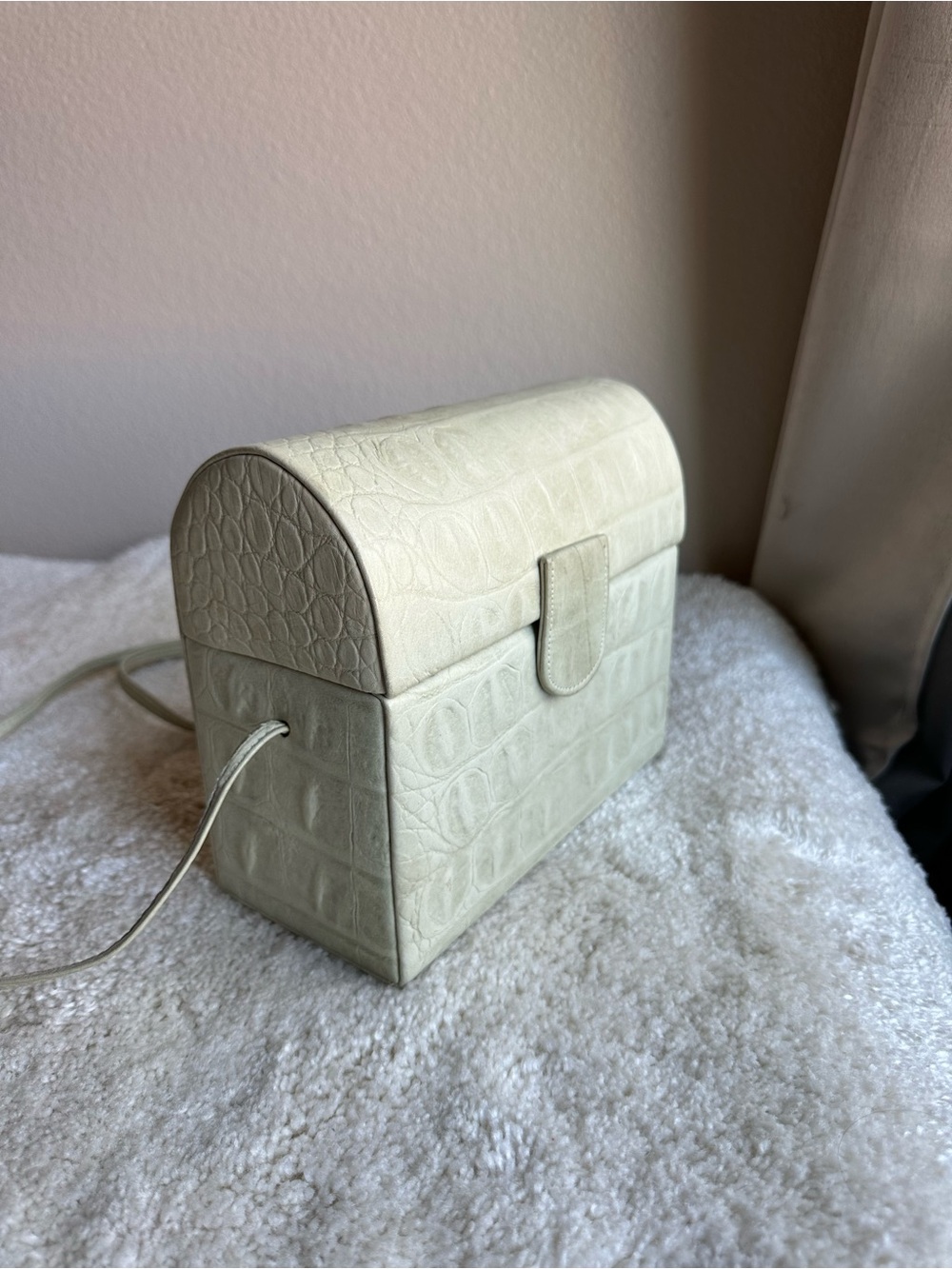 Vintage Genuine Leather Etra white crocodile-embossed leather dome crossbody bag